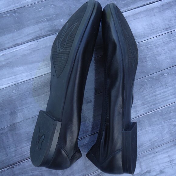 SIZE 7.5. Caprice black leather classic ballet flats. - Picture 13 of 16